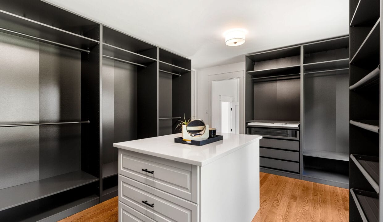 44-web-or-mls-LLP_MWC02800